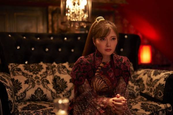 「今まで演じたことのないキャラクター」白石麻衣“蘭子”の七変化場面写真『嘘喰い』