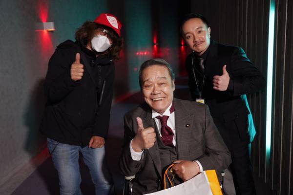 山田涼介＆眞島秀和が監督と笑顔見せる『大怪獣のあとしまつ』 オフショット・クランクアップ写真