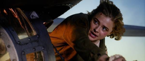 女性兵士たちへのリスペクトを込めた新たなヒロイン像『シャドウ・イン・クラウド』場面写真＆監督コメント解禁