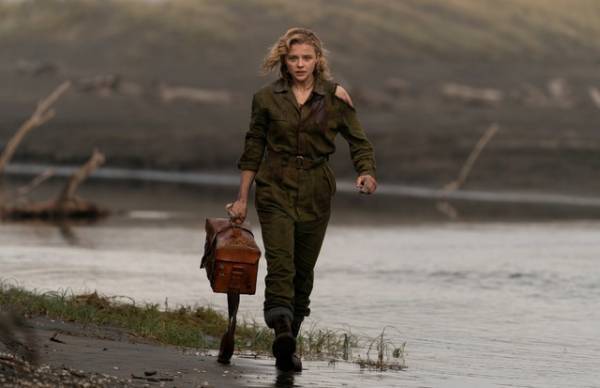 女性兵士たちへのリスペクトを込めた新たなヒロイン像『シャドウ・イン・クラウド』場面写真＆監督コメント解禁