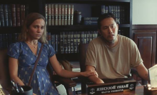 アリシア・ヴィキャンデル、猛特訓の歌声披露！切なく歌い上げる『ブルー・バイユー』歌唱シーン