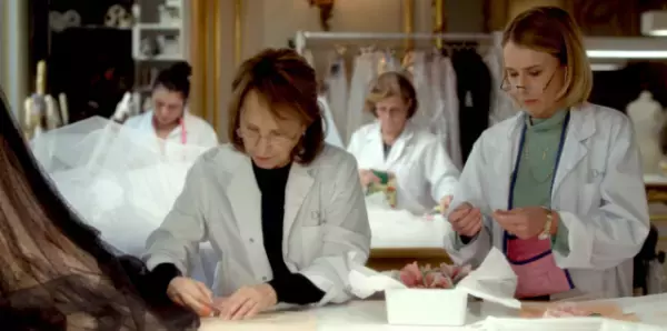 緊張感漂うディオールのアトリエでの始業風景『オートクチュール』本編映像