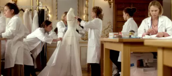 緊張感漂うディオールのアトリエでの始業風景『オートクチュール』本編映像