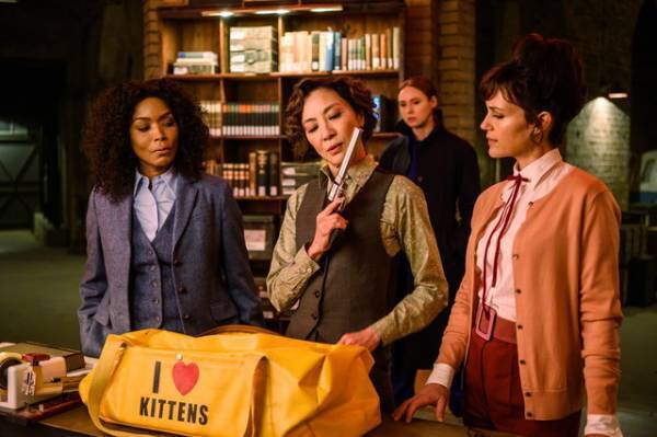 ハードボイルドの世界に若草物語やパンダ携帯がマッチ『ガンパウダー・ミルクシェイク』