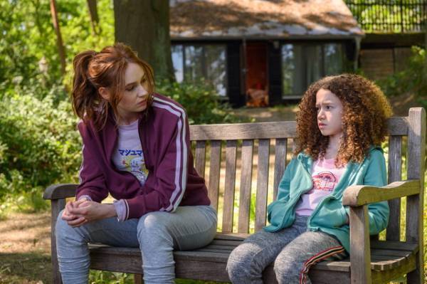 ハードボイルドの世界に若草物語やパンダ携帯がマッチ『ガンパウダー・ミルクシェイク』