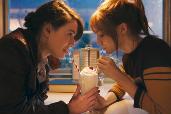 ハードボイルドの世界に若草物語やパンダ携帯がマッチ『ガンパウダー・ミルクシェイク』