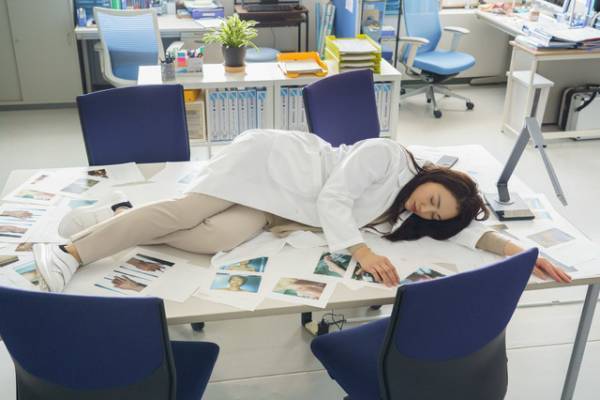 “女王”仲間由紀恵×“ワンコ”松村北斗再び！ 法医学ミステリー「屍活師2」放送決定