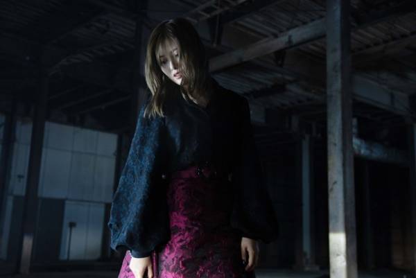 白石麻衣、“目と声”の演技で蘭子を魅力的に表現　ドラマ版「嘘喰い」新場面写真