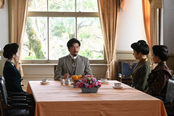 広瀬すずの熱血授業シーン、田中圭“伊藤博文”の正装姿公開 SPドラマ「津田梅子」
