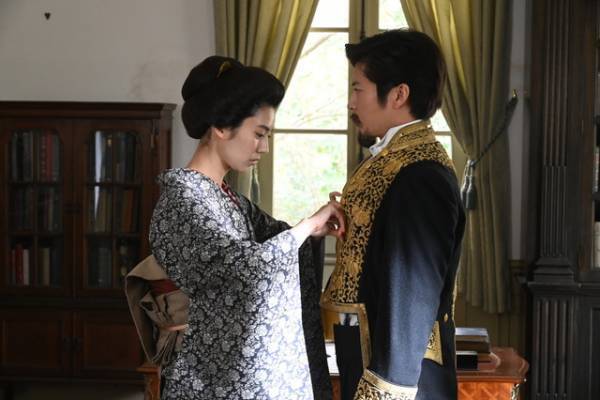 広瀬すずの熱血授業シーン、田中圭“伊藤博文”の正装姿公開 SPドラマ「津田梅子」