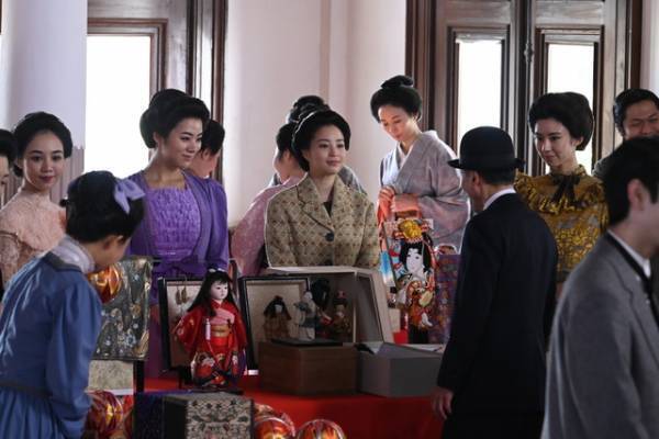 広瀬すずの熱血授業シーン、田中圭“伊藤博文”の正装姿公開 SPドラマ「津田梅子」