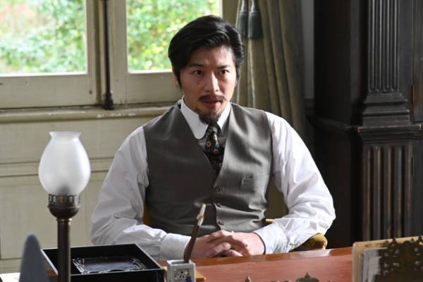 広瀬すずの熱血授業シーン、田中圭“伊藤博文”の正装姿公開 SPドラマ「津田梅子」