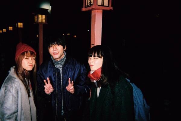 小松菜奈、奈緒と桜の下で大笑い！坂口健太郎＆山田裕貴と青春満載の場面写真『余命10年』