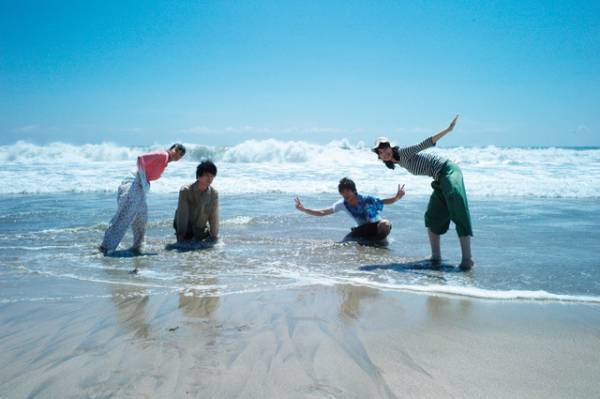 小松菜奈、奈緒と桜の下で大笑い！坂口健太郎＆山田裕貴と青春満載の場面写真『余命10年』