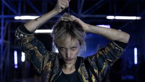 頭にチタンを埋め込まれた主人公がたどる運命とは？『チタン』場面写真