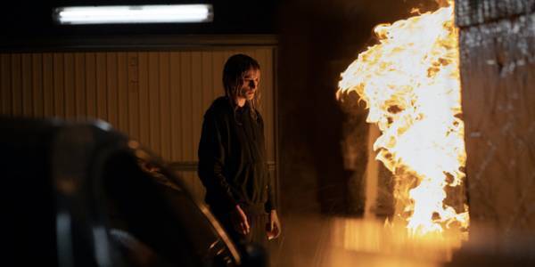 頭にチタンを埋め込まれた主人公がたどる運命とは？『チタン』場面写真