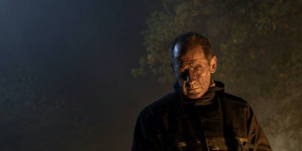 頭にチタンを埋め込まれた主人公がたどる運命とは？『チタン』場面写真