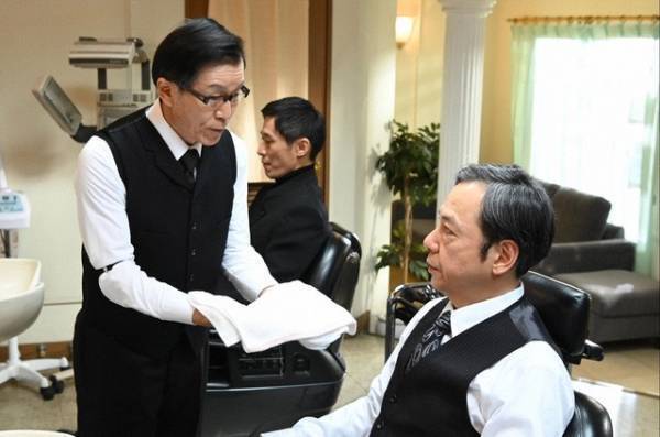 「ケイ×ヤク」第7話　鈴木伸之“一狼”＆犬飼貴丈“獅郎”のハグ、我に返った後の2人に「気まずくなってるの最高に可愛い」の声