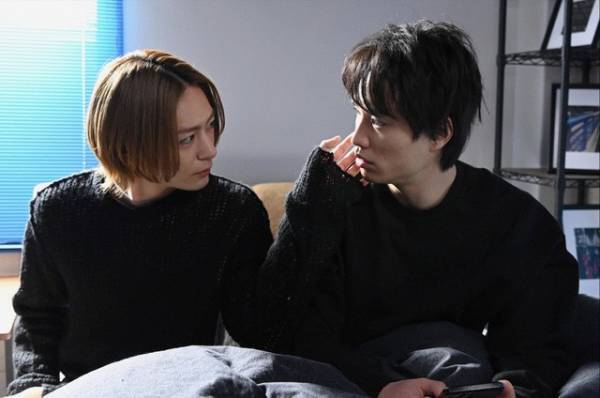 「ケイ×ヤク」第7話　鈴木伸之“一狼”＆犬飼貴丈“獅郎”のハグ、我に返った後の2人に「気まずくなってるの最高に可愛い」の声