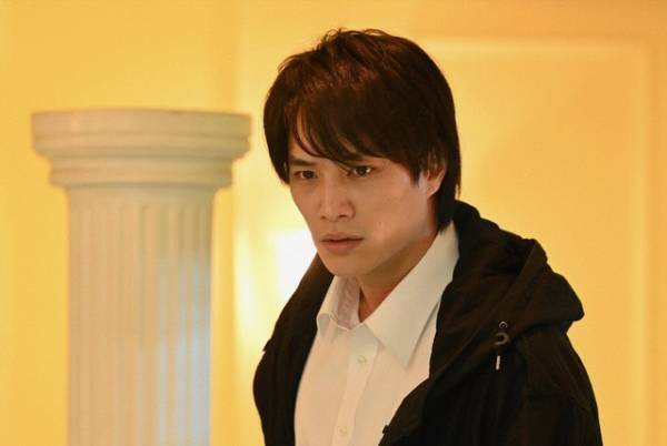 「ケイ×ヤク」第7話　鈴木伸之“一狼”＆犬飼貴丈“獅郎”のハグ、我に返った後の2人に「気まずくなってるの最高に可愛い」の声