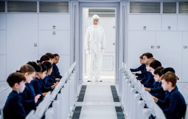 孤立した宇宙船で起きる異変を前に、若者たちは…？SF映画『ヴォイジャー』場面写真