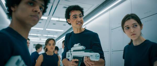 孤立した宇宙船で起きる異変を前に、若者たちは…？SF映画『ヴォイジャー』場面写真