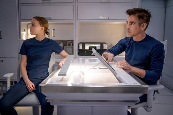 孤立した宇宙船で起きる異変を前に、若者たちは…？SF映画『ヴォイジャー』場面写真