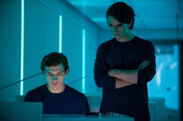 孤立した宇宙船で起きる異変を前に、若者たちは…？SF映画『ヴォイジャー』場面写真