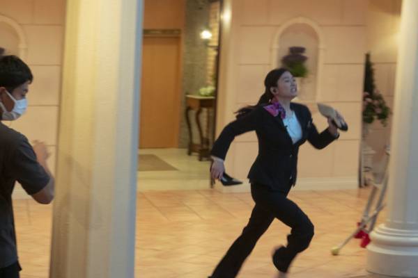 篠原涼子＆臼田あさ美が走り回る『ウェディング・ハイ』メイキング映像