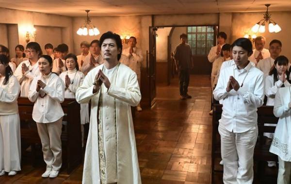 「君と世界が終わる日に」S3場面写真到着、第2話で教団の実態が明らかに？