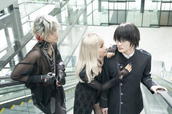 松村北斗が弓を構える！ 吉岡里帆は神木隆之介に接近…『xxxHOLiC』場面写真到着