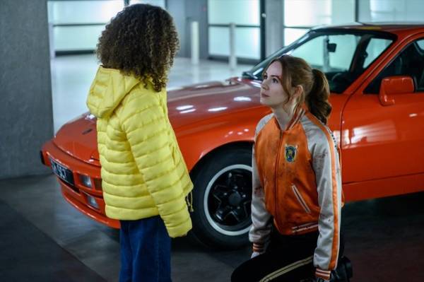 名作映画にオマージュを捧げたポルシェ爆走シーン！『ガンパウダー・ミルクシェイク』