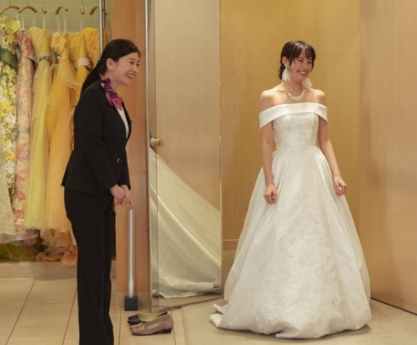 篠原涼子“敏腕プランナー”のお仕事ショット公開『ウェディング・ハイ』