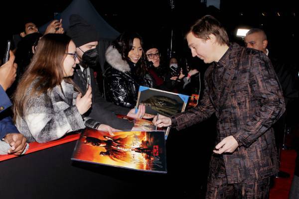 ロバート・パティンソン「バットマンの気分のコート」で登場！NYで『THE BATMAN』プレミア