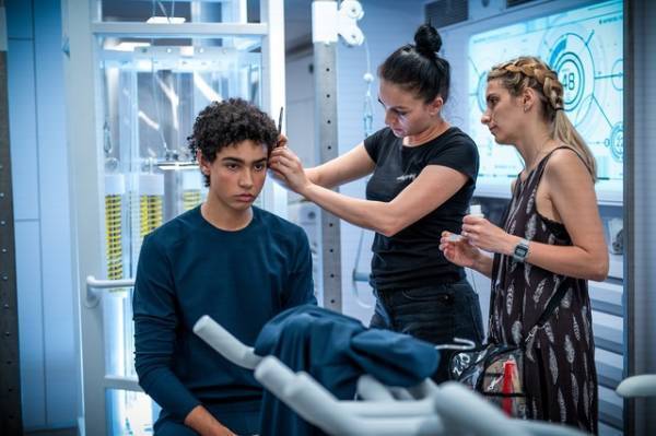 タイ・シェリダン＆フィン・ホワイトヘッドら、真剣な面持ちの撮影風景『ヴォイジャー』メイキング写真