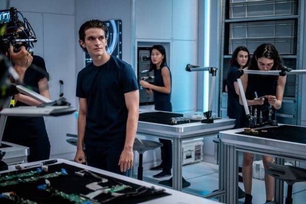 タイ・シェリダン＆フィン・ホワイトヘッドら、真剣な面持ちの撮影風景『ヴォイジャー』メイキング写真