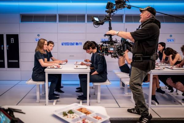 タイ・シェリダン＆フィン・ホワイトヘッドら、真剣な面持ちの撮影風景『ヴォイジャー』メイキング写真