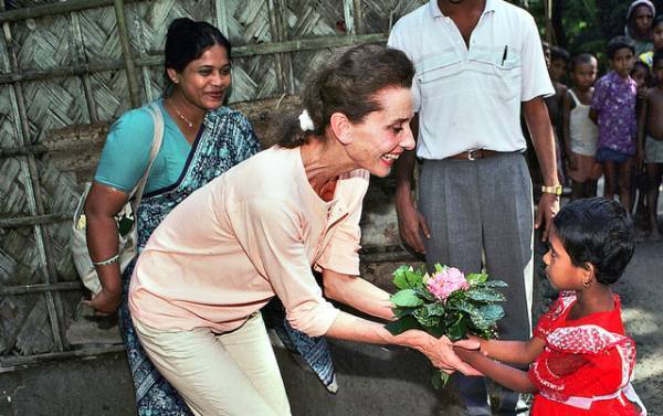 オードリー・ヘプバーン「どんな悲惨な状況でも、人は助け合える」劇中コメント到着