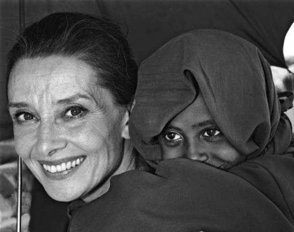 オードリー・ヘプバーン「どんな悲惨な状況でも、人は助け合える」劇中コメント到着