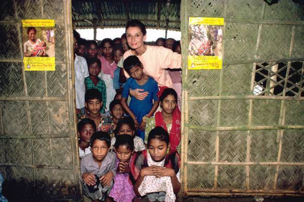 オードリー・ヘプバーン「どんな悲惨な状況でも、人は助け合える」劇中コメント到着