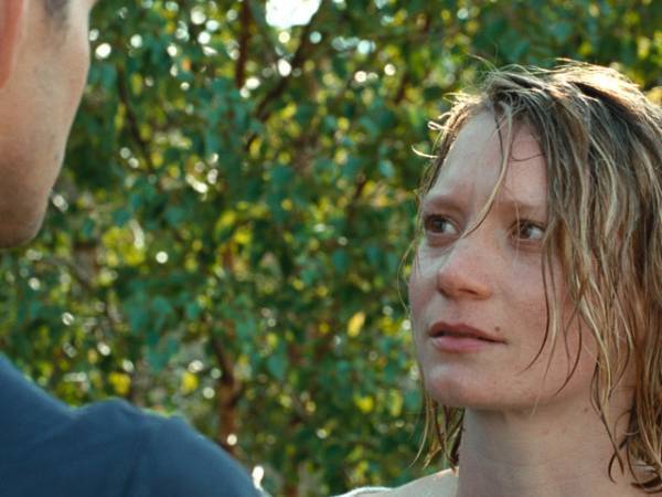 自然に囲まれた“聖地”で過ごす、停滞期カップルのすれ違い『ベルイマン島にて』場面写真