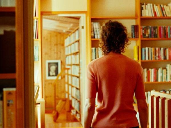 自然に囲まれた“聖地”で過ごす、停滞期カップルのすれ違い『ベルイマン島にて』場面写真