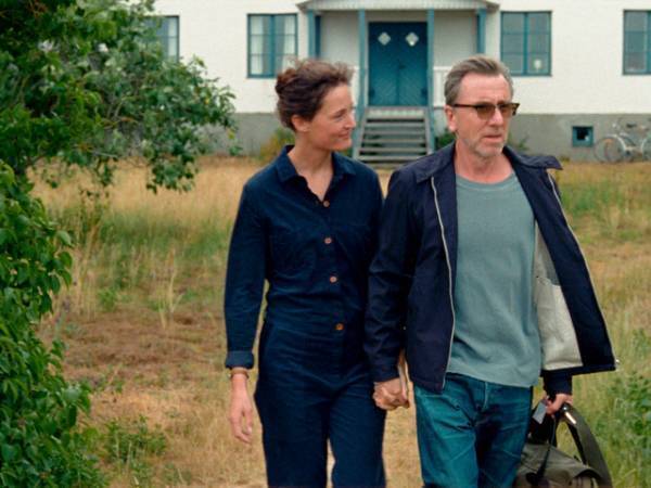 自然に囲まれた“聖地”で過ごす、停滞期カップルのすれ違い『ベルイマン島にて』場面写真