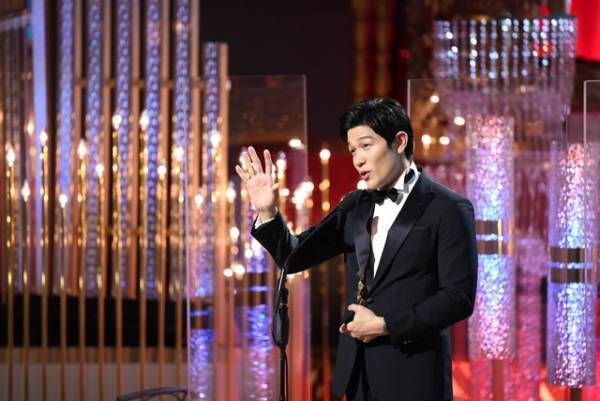 【第45回日本アカデミー賞】鈴木亮平、悲願の最優秀助演男優賞を受賞！「役所さんがいないプレッシャーとの戦いだった」