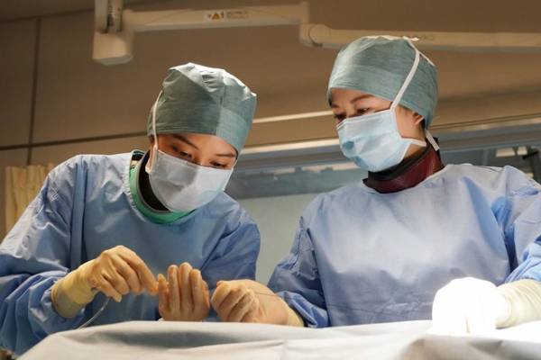 広瀬アリス“裕乃”の頼もしい姿とラジハメンバーのバタバタシーン…『劇場版ラジエーションハウス』特報＆場面写真