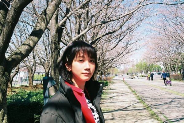 中島健人＆松本穂香が遊具で遊ぶ『桜のような僕の恋人』オフショット