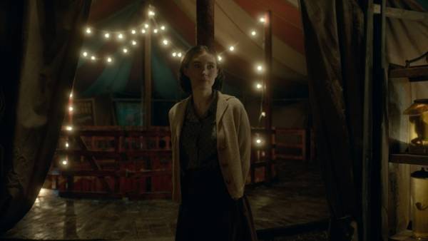 ブラッドリー・クーパー＆ルーニー・マーラが回転木馬で華麗にダンス『ナイトメア・アリー』本編映像