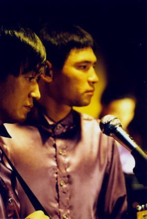 ファン・ジョンミン出演の青春音楽映画『ワイキキ・ブラザーズ』配信開始、予告編公開