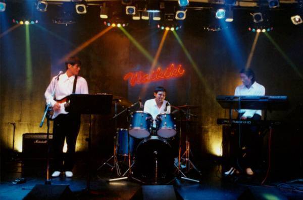 ファン・ジョンミン出演の青春音楽映画『ワイキキ・ブラザーズ』配信開始、予告編公開