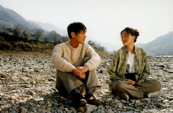 ファン・ジョンミン出演の青春音楽映画『ワイキキ・ブラザーズ』配信開始、予告編公開